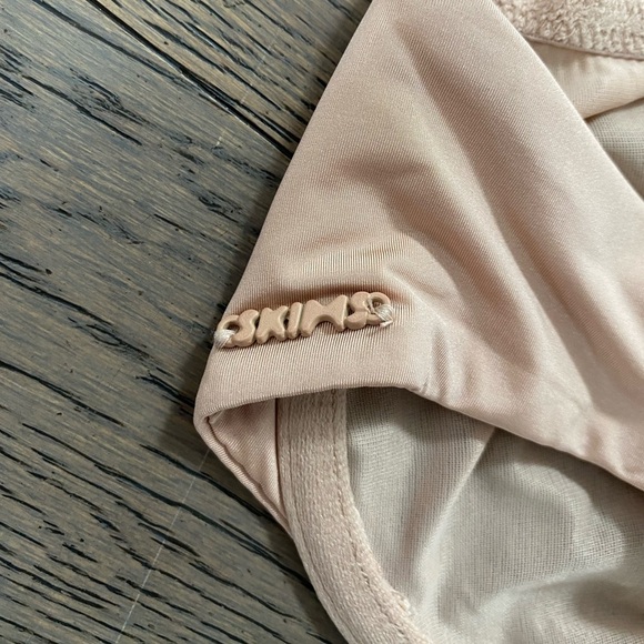 SKIMS No Show Molded Unlined Demi Bra - Picture 4 of 6